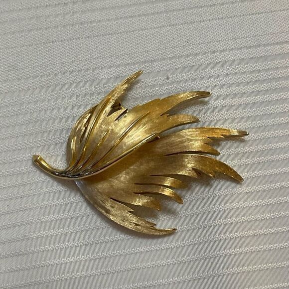Vintage signed Crown TRIFARI Brushed gold leaf brooch pin 2 1/2" x 2" - Picture 1 of 6